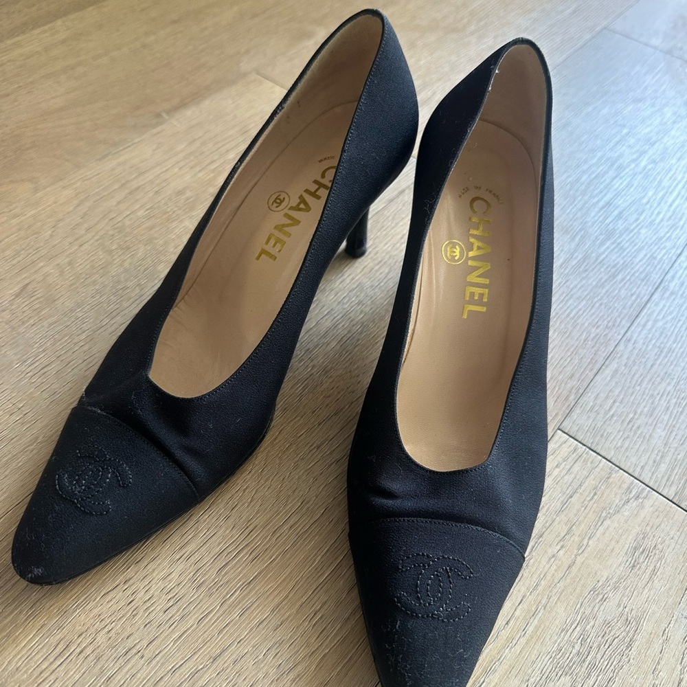 CHANEL Black Pointed CC Logo Mid Heel Pumps